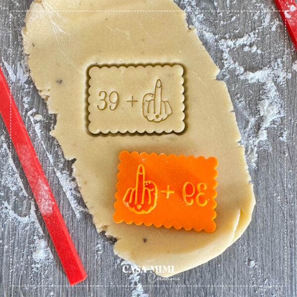 Emporte-pièce anniversaire “39 + ☝️” personnalisé – Biscuit humoristique pour anniversaire adulte